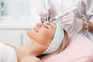 A woman receiving a facial beauty treatment which may lead to beauty treatment negligence claims