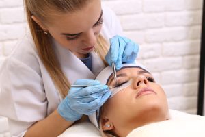 Woman getting eyelash extensions which could lead to beauty treatment negligence claims